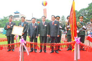 Thay mặt lãnh đạo Đảng, Nhà nước, đồng chí Lê Hồng Anh, Ủy viên Bộ chính trị, Thường trực Ban Bí thư trao Huân chương Hồ Chí Minh cho Đảng bộ, chính quyền và nhân dân các dân tộc tỉnh ta.